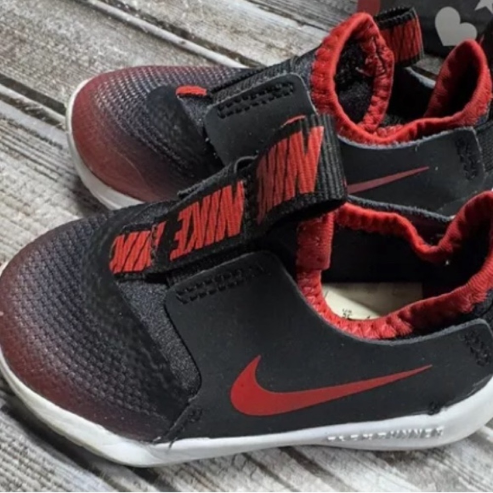 Sz 5 Nike toddler shoes